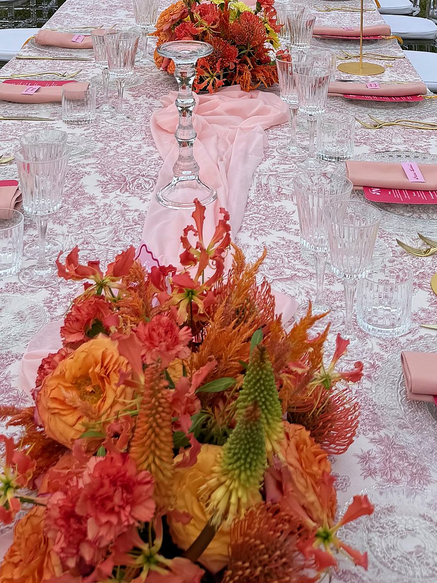 Tavola imperiale allestita per un destination wedding