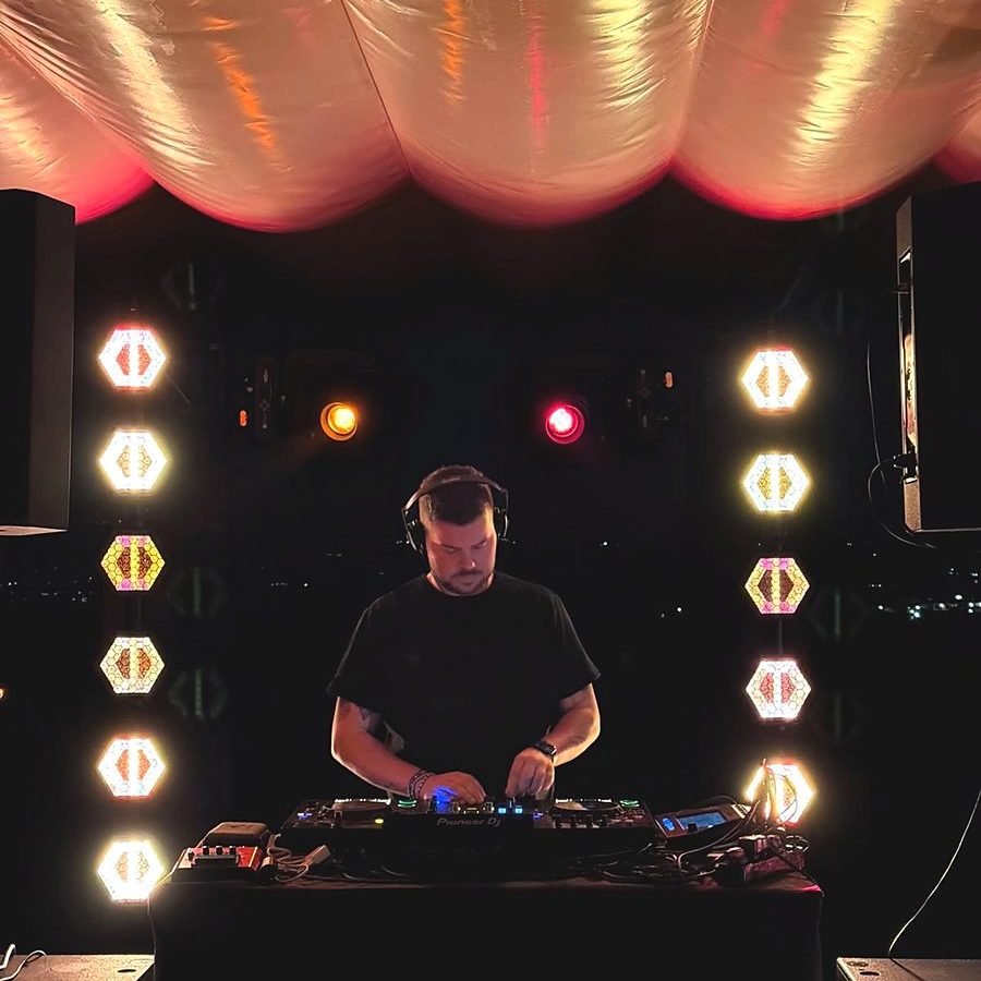 DJ set sotto un telo drappeggiato con pareti di luci