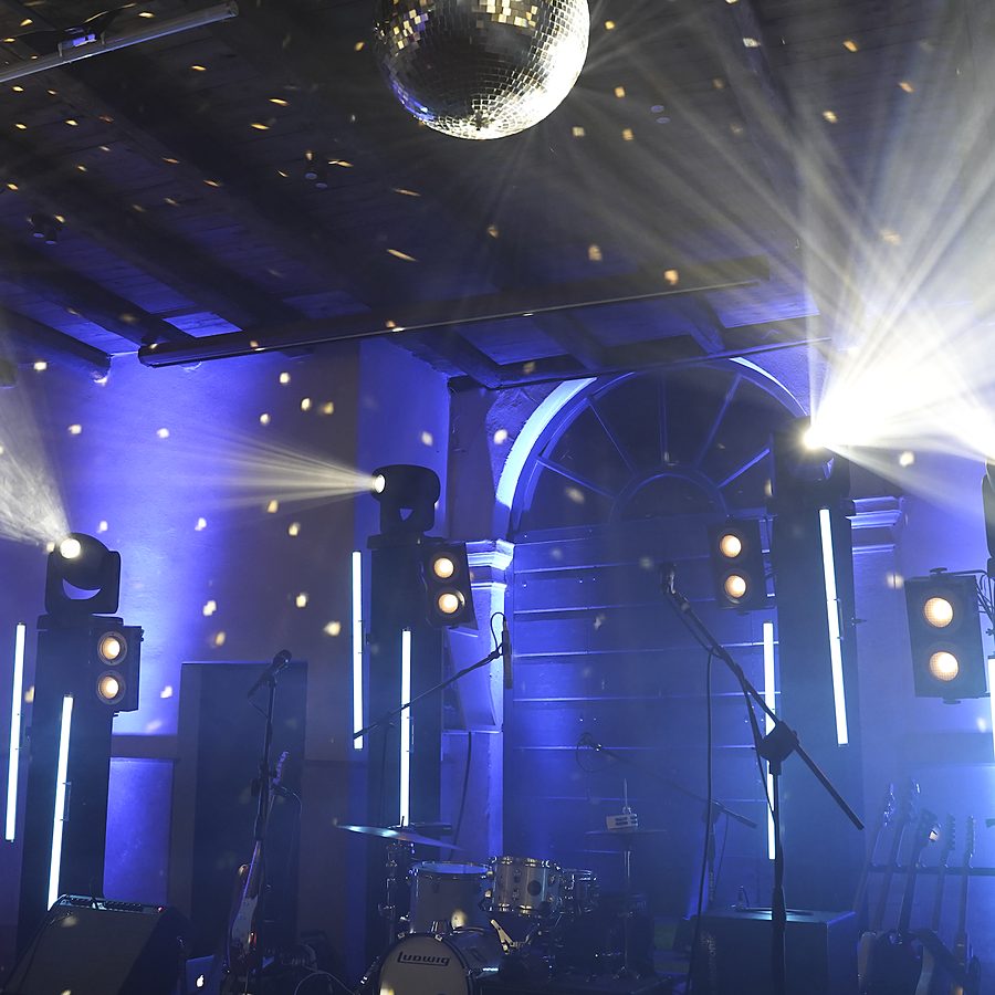 Palco pronto per il live: luci, backline e sfere specchiate
