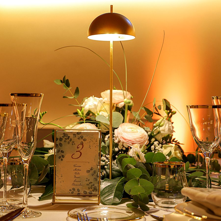 Mise en place con illuminazione d’ambiente calda