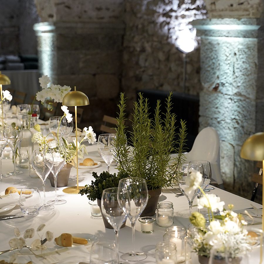 Cena in una sala in pietra con luci d’accento
