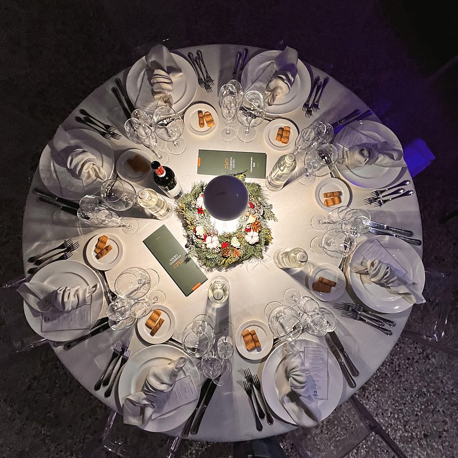 Tavola rotonda allestita per una cena di gala