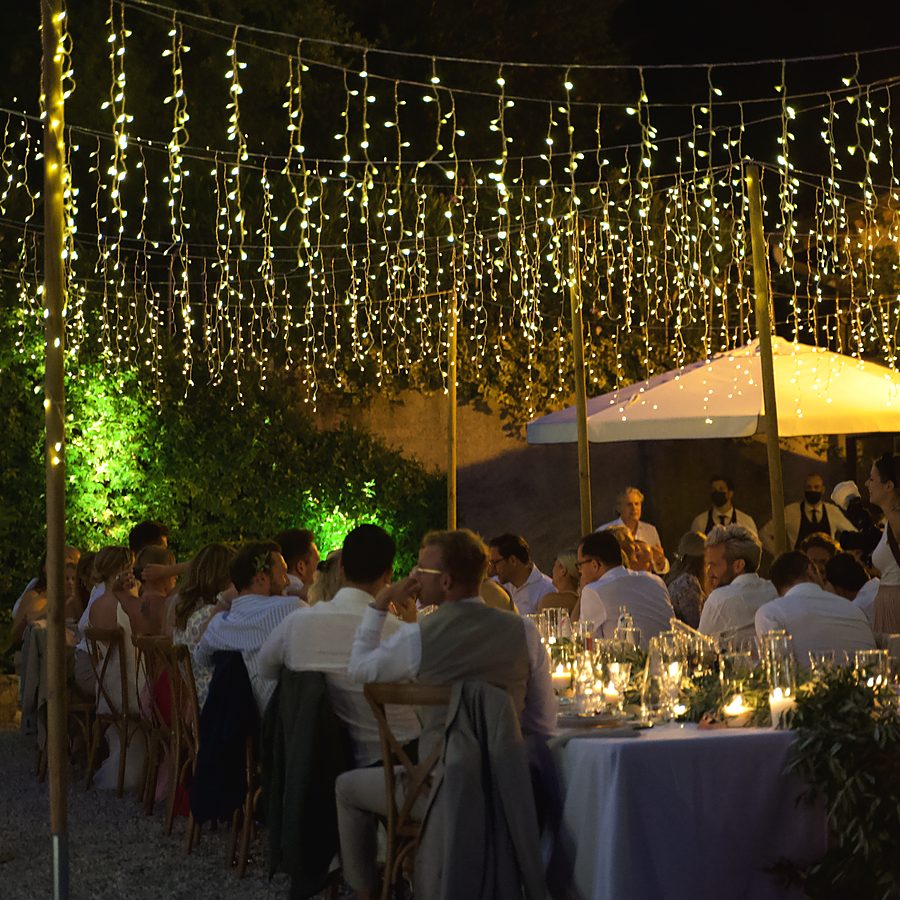 Cena all’aperto sotto una volta di luci
